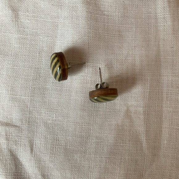 Wood and resin striped earrings - Picture 2 of 5